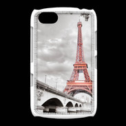 Coque BlackBerry 9720 Tour Eiffel rouge sur fond en noir et blanc