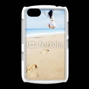Coque BlackBerry 9720 Femme sautant face à la mer