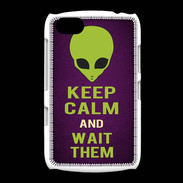 Coque BlackBerry 9720 Keep Calm and Wait Alien Violet