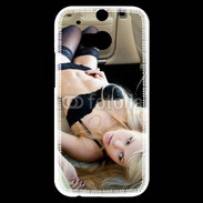 Coque HTC One M8s Femme sexy blonde à l'intérieur d'une voiture