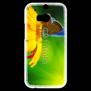 Coque HTC One M8s Papillon posé sur une fleur