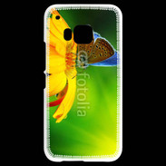 Coque HTC One M9 Papillon posé sur une fleur
