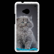 Coque HTC One Chaton sur tapis bleu