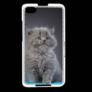 Coque Blackberry Z30 Chaton sur tapis bleu