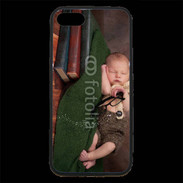 Coque iPhone 7 Premium Bébé dormant sur des livres